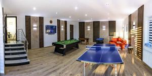 a room with a pool table and ping pong ball at Zacisze Stara Wieś in Krajno Pierwsze