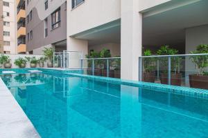 une piscine devant un bâtiment dans l'établissement Apê Premium e Piscina no Bueno - Vista Bueno 2606, à Goiânia