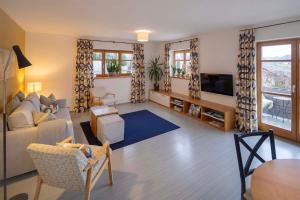 特劳恩施泰因Aurora的客厅里有一张沙发和一台电视