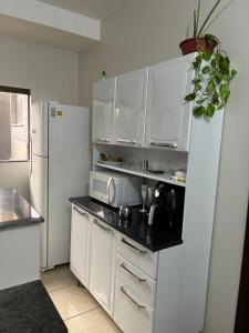 Kuchyň nebo kuchyňský kout v ubytování Apartamento com garagem coberta