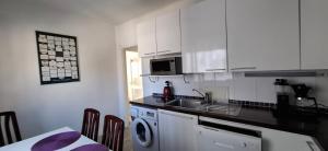 Kuchyň nebo kuchyňský kout v ubytování City Apartment Sairaalakatu, lämmin sähköistetty autotalli sisältyy hintaan
