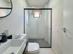 Ένα μπάνιο στο Apt Centro de Foz Novo - 2 quartos Alto Padrão +39 φωτογραφίες