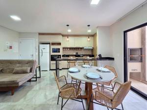 Η κουζίνα ή μικρή κουζίνα στο Apt Centro de Foz Novo - 2 quartos Alto Padrão