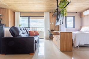 un salon avec un canapé et un lit dans l'établissement Apê Premium e Piscina no Bueno - Vista Bueno 2606, à Goiânia 44 autres photos