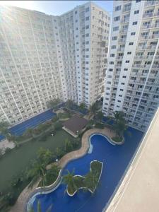 马尼拉Stunning Hotel Feels at Shore的享有高楼度假村的空中景致