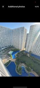 马尼拉Stunning Hotel Feels at Shore的 ⁇ 染一个高楼城市