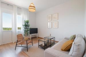 Biały salon z kanapą i telewizorem w obiekcie Perbes Beach Terrace R w mieście Villanueva