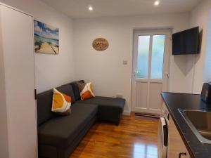 a living room with a couch and a kitchen at The Galaxy in Wokingham