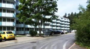 un'auto gialla parcheggiata di fronte a un edificio di G&P Housing Apartments mit Küche & Balkon & HighSpeed Internet- Comfort ad Altensteig