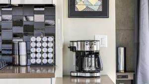 - Cafetera en la encimera de la cocina en Executive Sky LUX - 2 BD 2BA Views Pool Patio & Gym, en Calgary