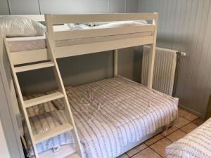 Voodi või voodid majutusasutuse Le Vieux prés toas