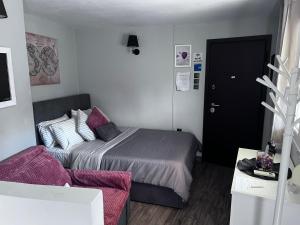 A bed or beds in a room at Cozy studio apartment in the heart of Athens