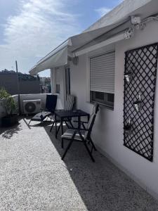 A balcony or terrace at Cozy studio apartment in the heart of Athens Még 7 kép