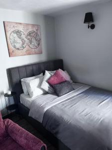 A bed or beds in a room at Cozy studio apartment in the heart of Athens