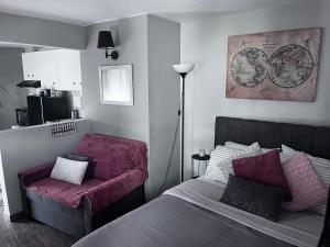 A bed or beds in a room at Cozy studio apartment in the heart of Athens