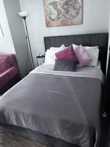 A bed or beds in a room at Cozy studio apartment in the heart of Athens