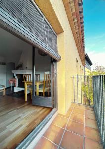 a patio with a table and a dining room at Apartamento con chimenea - Golfes Cal Gravat in Montsonis