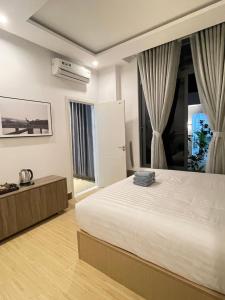 芹苴Experience Homestay的一间卧室，里面有一张床和一扇大窗户。