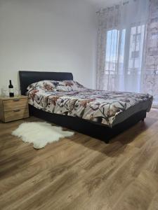 una camera da letto con un letto e un pavimento in legno di MiS Lux a Mladenovac