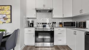 Η κουζίνα ή μικρή κουζίνα στο Winston Suite 2BR 1BA - Carriage Suite with Garage