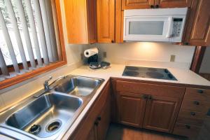 Η κουζίνα ή μικρή κουζίνα στο Sunnyside Knoll- 8 cabin