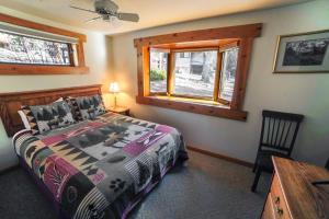 Ένα ή περισσότερα κρεβάτια σε δωμάτιο στο Sunnyside Knoll- 8 cabin