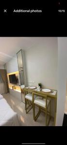 马尼拉Stunning Hotel Feels at Shore的配有桌子和两把椅子及一张床的房间 更多17张照片