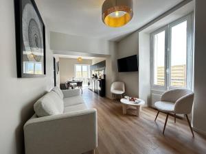 a living room with a couch and a table at E1 Reton magnifique T3 RDC terrasse et jacuzzi in Épernay