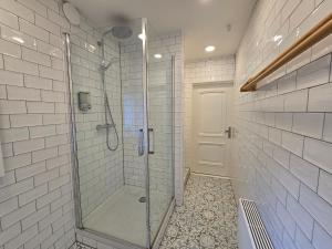 a bathroom with a shower with a glass door at Appartement Het Voorhuis in Horssen +10 photos