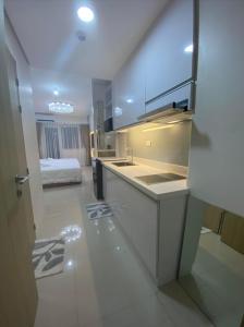 马尼拉Stunning Hotel Feels at Shore的房间里有带水槽的浴室和一张床