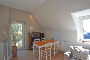 Black Barony Home Farm Cottage في إيدلستون: غرفة طعام بها طاولة وكراسي