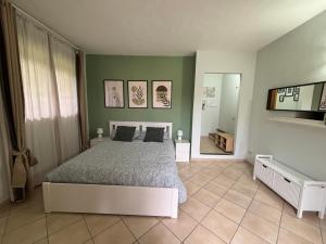 una camera da letto con un letto e una parete verde di Casa di Greve a Greve in Chianti