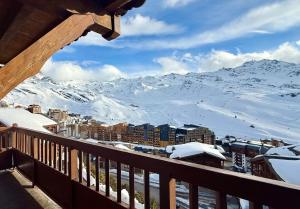 a view of a snowy mountain from a balcony at Appartement 6 8 personnes, balcon vue montagne, ski aux pieds in Val Thorens