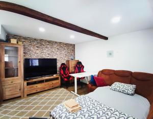 TV a/nebo společenská místnost v ubytování Cozy Corner Studio with Kitchen& Private Bath
