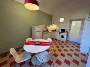 A kitchen or kitchenette at Pergola Suite