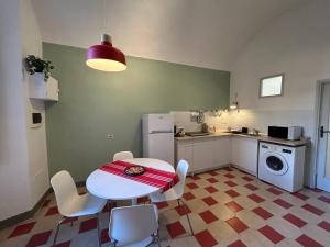 A kitchen or kitchenette at Pergola Suite