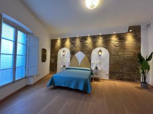 A bed or beds in a room at Pergola Suite