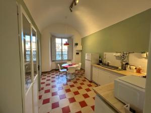 A kitchen or kitchenette at Pergola Suite