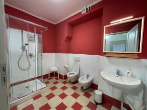 A bathroom at Pergola Suite Még 8 kép