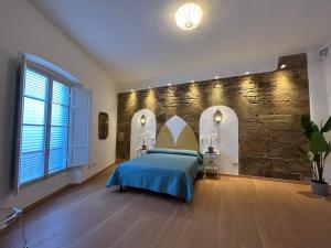 A bed or beds in a room at Pergola Suite