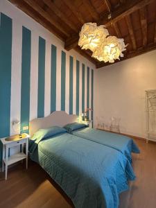A bed or beds in a room at Pergola Suite