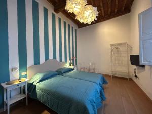 A bed or beds in a room at Pergola Suite