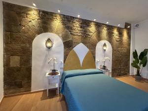 A bed or beds in a room at Pergola Suite