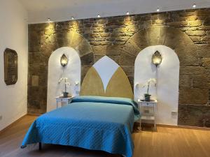 A bed or beds in a room at Pergola Suite