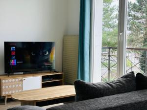TV a/nebo společenská místnost v ubytování Happy Day-Appartement entier 2 chambres-60 m2
