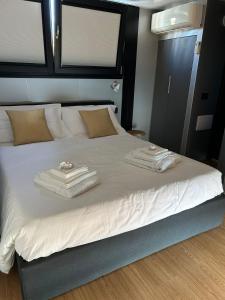 a bed with two towels on top of it at Houseboat Dormire sull'acqua in Sesto Calende