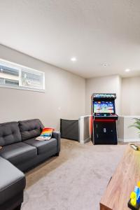 Posezení v ubytování THE PENDLETON - Walkable - Arcade Loft - Modern- Light & Bright