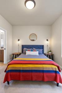 Postel nebo postele na pokoji v ubytování THE PENDLETON - Walkable - Arcade Loft - Modern- Light & Bright