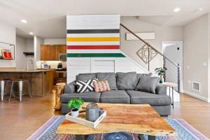 Posezení v ubytování THE PENDLETON - Walkable - Arcade Loft - Modern- Light & Bright
