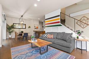 Posezení v ubytování THE PENDLETON - Walkable - Arcade Loft - Modern- Light & Bright